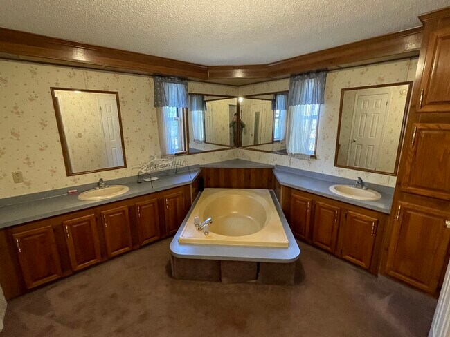 Building Photo - 2039 Vista Rd