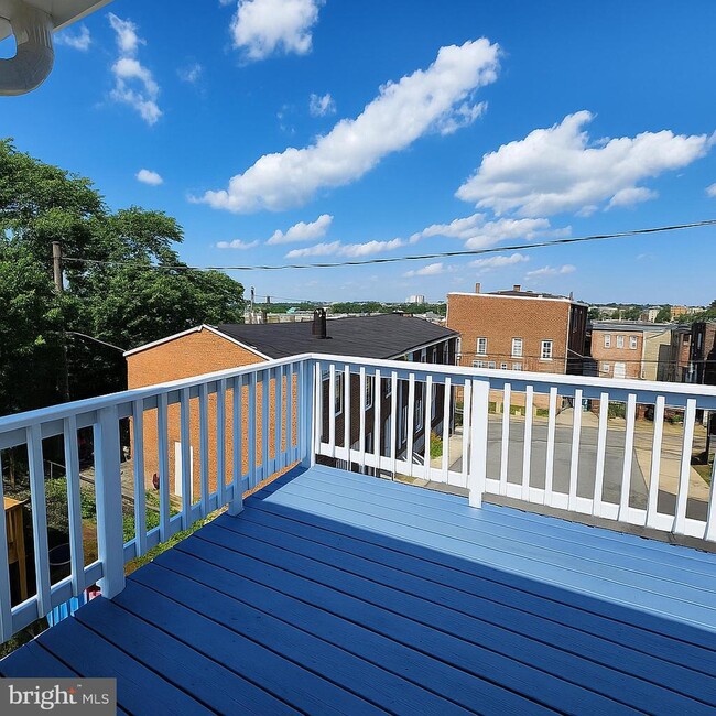Building Photo - 315 Baylis St