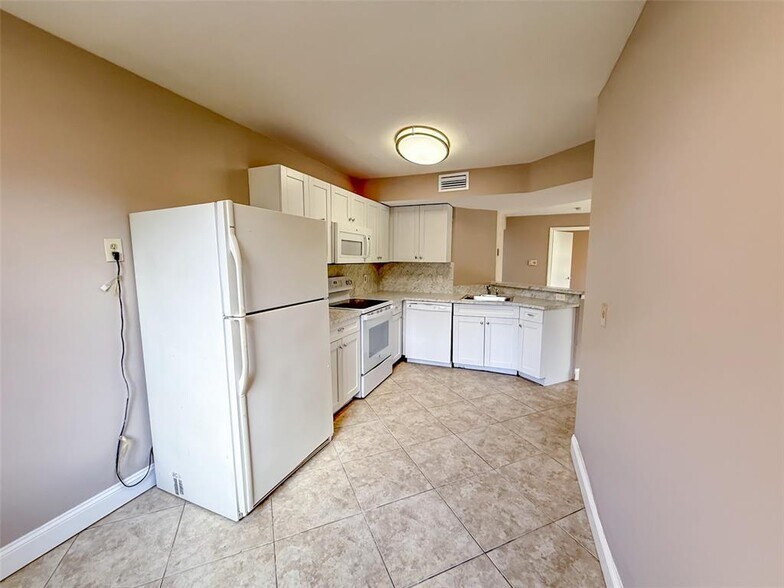 Building Photo - 8781 Wiles Rd