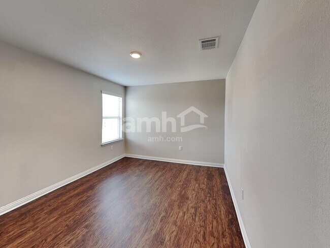 Building Photo - 8000 Dampton Ln