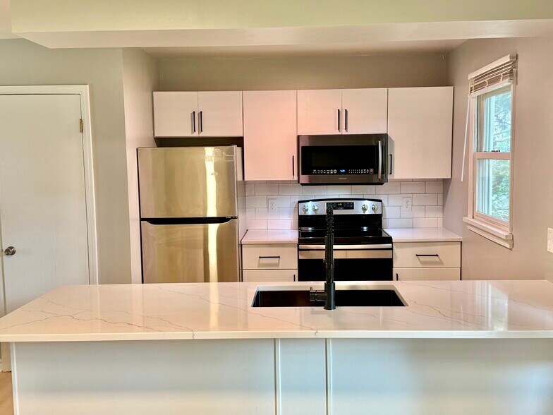 Building Photo - 1083 Cunningham Dr