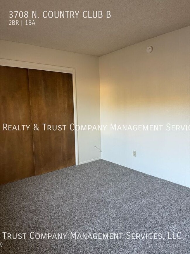 Building Photo - 3708 N Country Club Rd