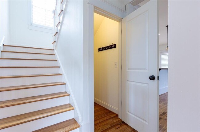 Building Photo - 2288 Oakview Rd NE