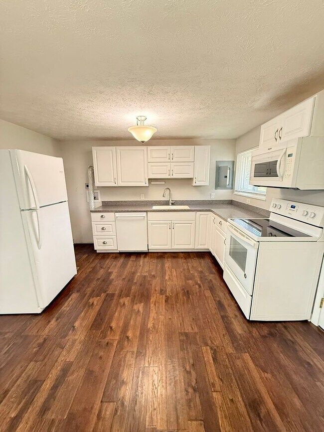 Building Photo - Updated 3BR Brick Ranch | Screened Porch | Attached Garage