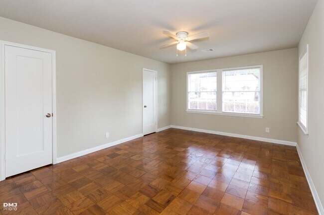 Building Photo - Broadway 2556-2558