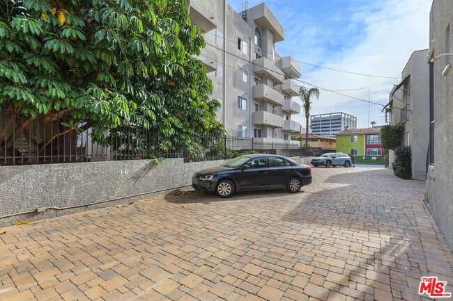 Building Photo - 1756 N La Brea Ave