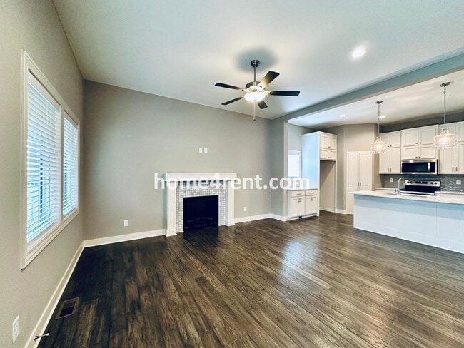 Building Photo - Stunning, Maintenance Free Townhome in Desoto w/ an Elegant Kitchen and Wood Floors Throughout!