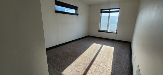 Building Photo - 1002 Rosa Way