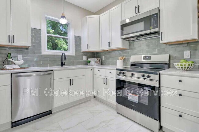 Building Photo - 3020 Daytona Ave