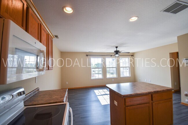 Building Photo - 2 Bedroom 2 Bath Updated Townhome in Ankeny with attached two car garage