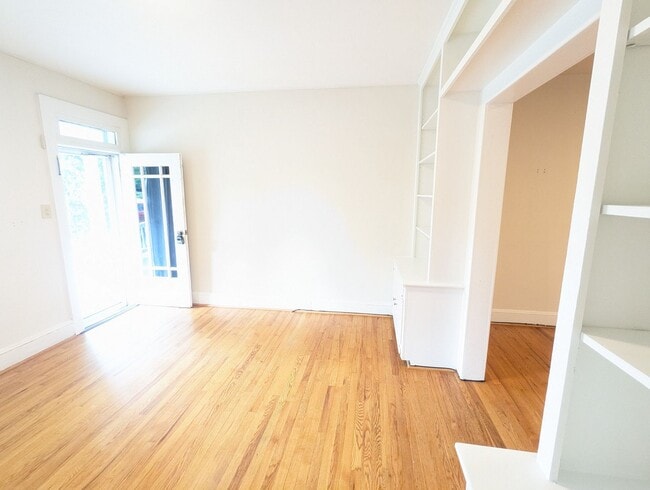 Building Photo - Charming Historic townhouse in downtown Frederick available mid June!