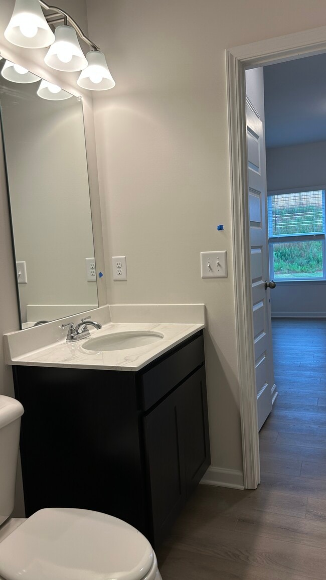Building Photo - 415 Pointe N Dr