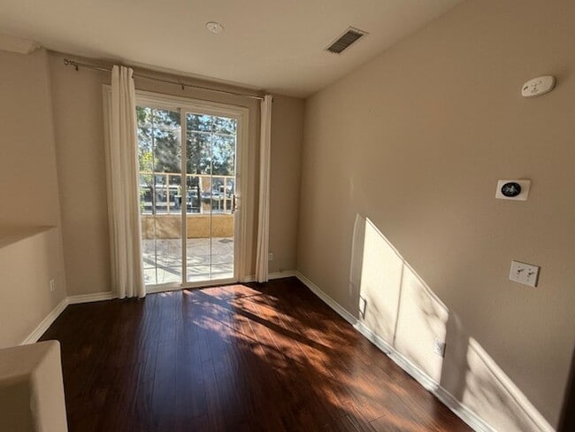 Building Photo - Condo in highly sought-after Vantage Commu...