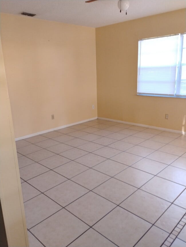 Building Photo - Cute 2 Bedroom, 1 Bathroom home For Rent