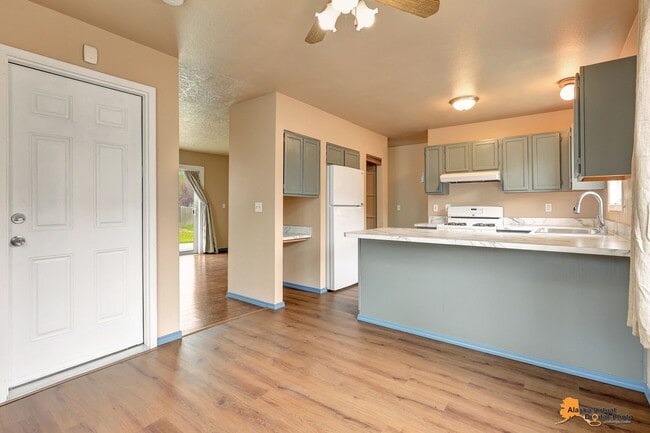 Building Photo - East Anchorage Home with In Unit Laundry a...