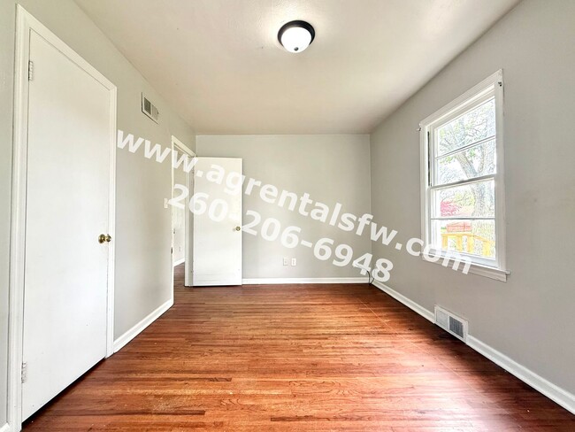 Building Photo - 2 Bedroom House