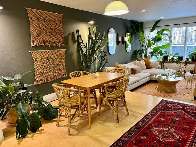 Building Photo - Available in July! Pet Friendly Fully Furn...