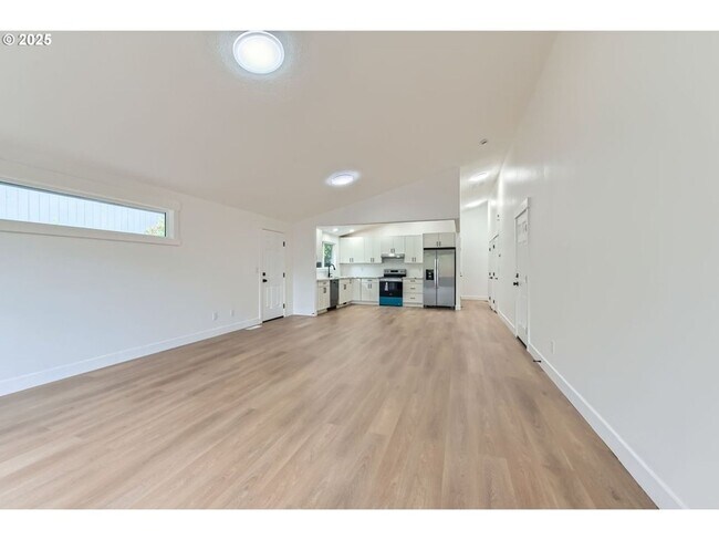 Building Photo - Charming One - Level