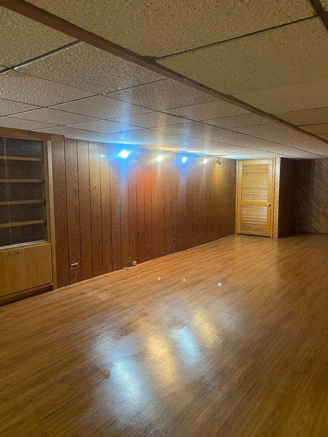 Building Photo - 6027 Lincoln Ave