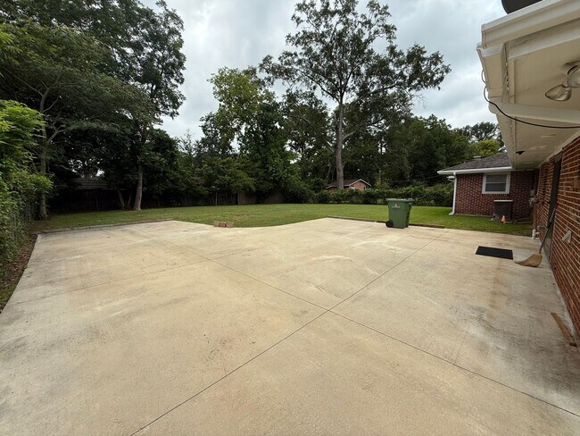 Building Photo - ** 3 bed 2 bath located off perry hill ** ...