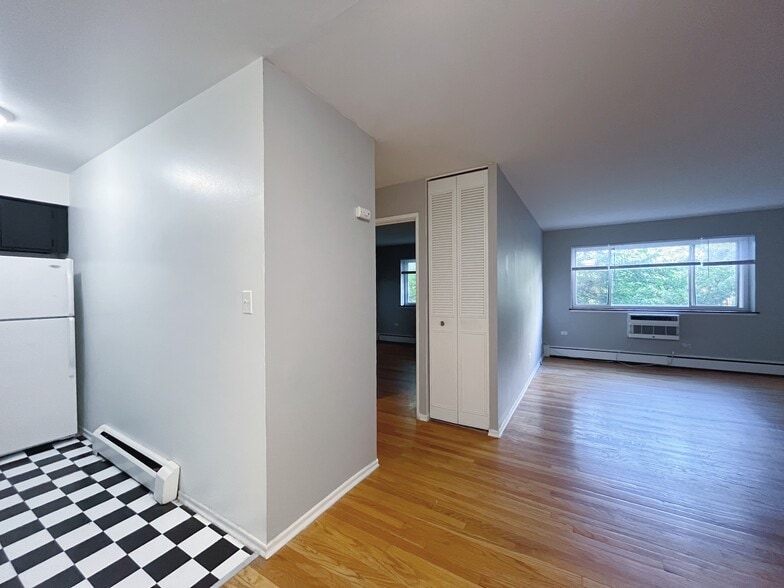 Building Photo - 736 W Buena Ave