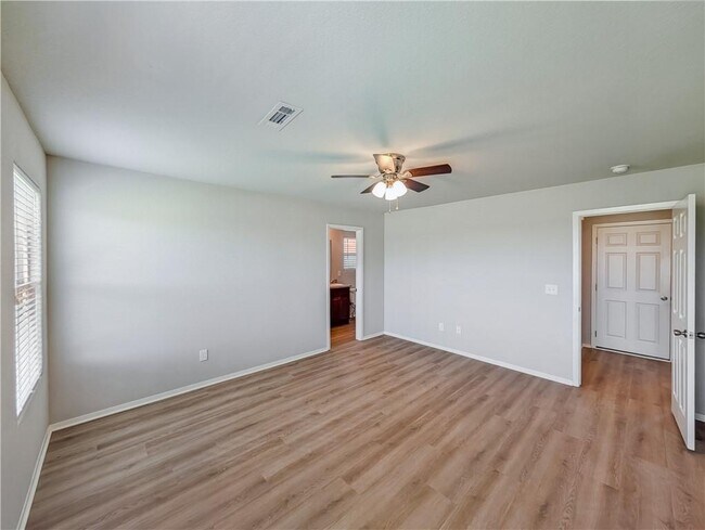 Building Photo - 848 NW Evans Cir