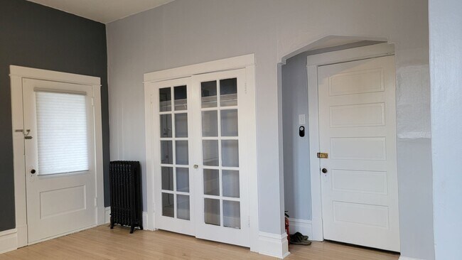 Building Photo - Charming renovated avenues apartment