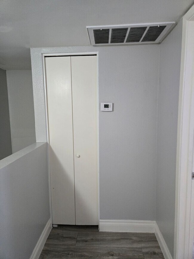 Building Photo - Fantastic and spacious 2 beds, 1.5 bath townhome in Phoenix