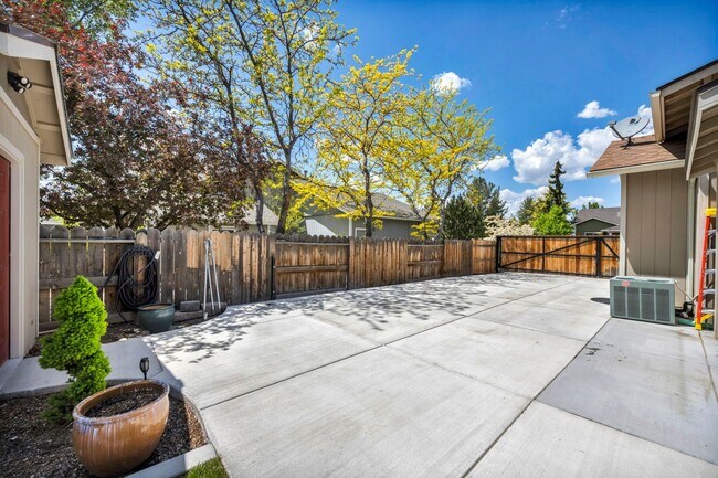 Building Photo - 6015 Stillmeadow Dr