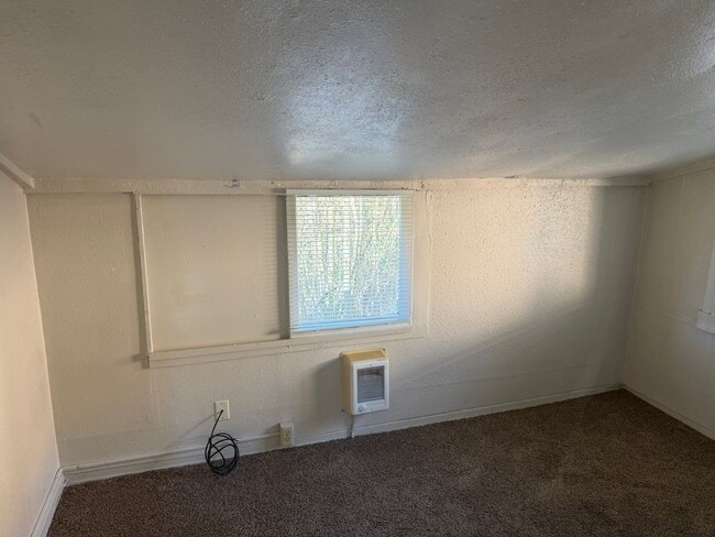 Building Photo - 2 bedroom 1 bathroom house - Close to Campus!