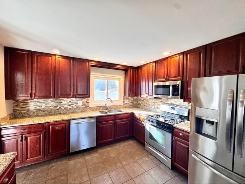 Building Photo - 3 Clover Ln