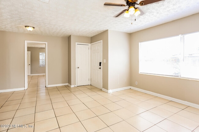 Building Photo - 1411 Palmdale St