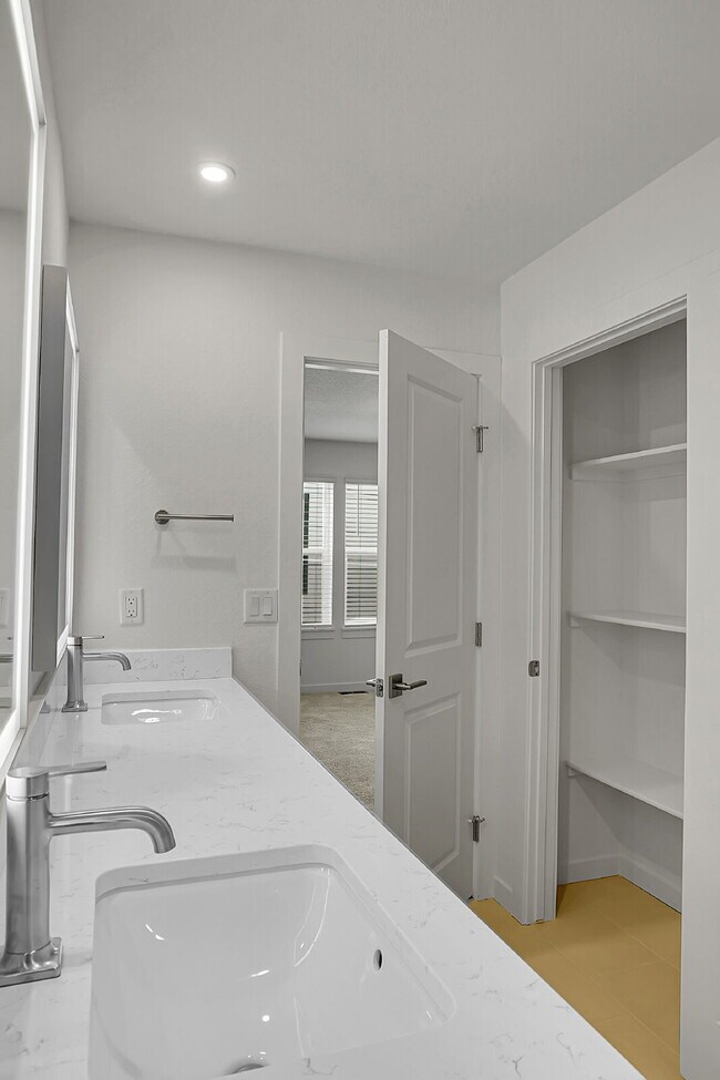 Building Photo - $2,350- 3 Bed 2.5 Bath Townhome in CO Springs with Central AC, and In Unit Laundry!