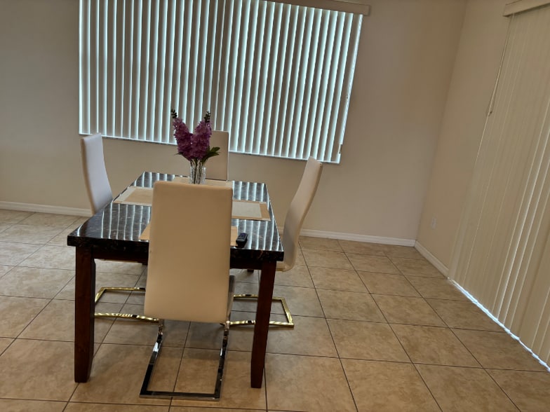 Building Photo - 448 Cinnamon Dr