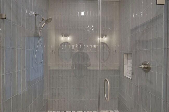 Building Photo - 300 Red Bird Dr