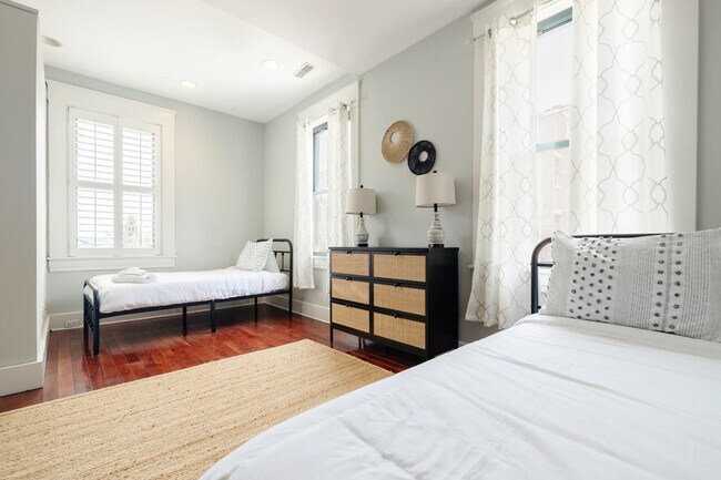 Building Photo - 1354 Broadway