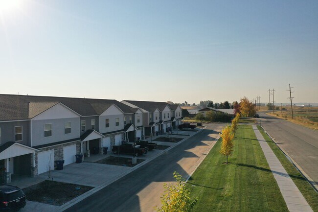 Building Photo - $300 off first month for February move-ins - Darling 3 Bed 2.5 bath townhome located in Sugar Cit...