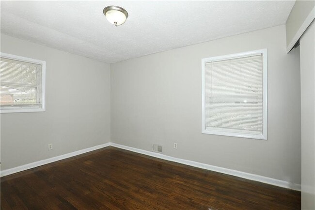 Building Photo - 722 Tara Cir SE