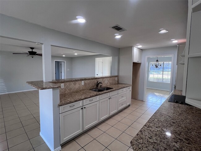 Building Photo - 818 Fairlawn Dr