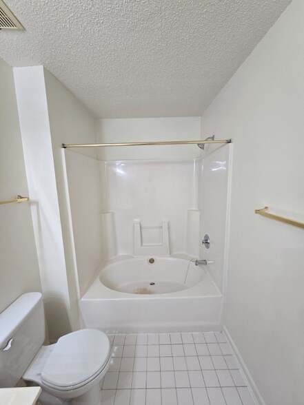 Building Photo - 810 Brassie Ln