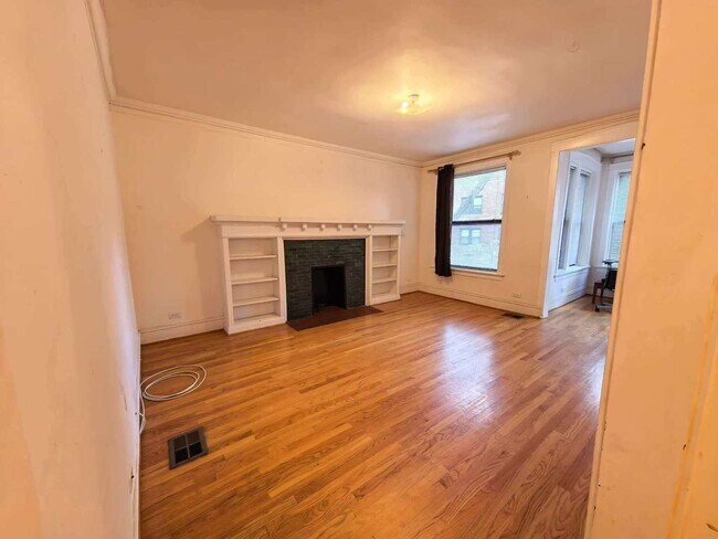 Building Photo - 651 E 50th Pl