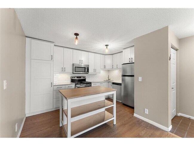 Building Photo - 2160 Ridge Dr