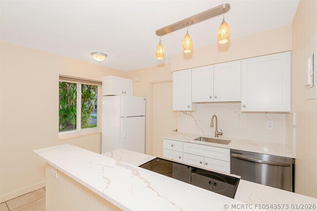 Building Photo - 2581 NE 11th Ct