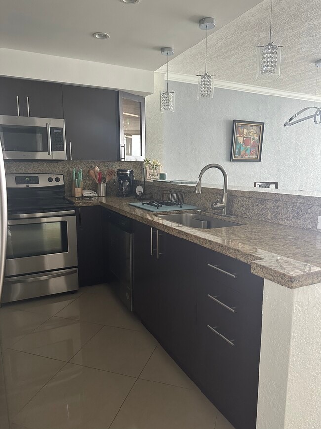 Building Photo - 3725 S Ocean Dr