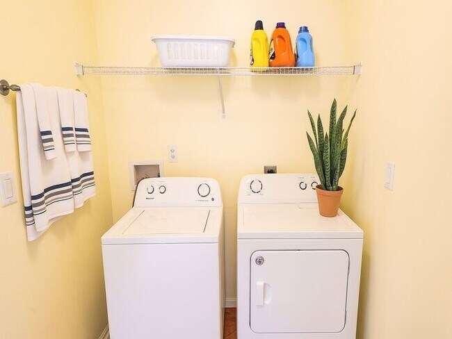 Building Photo - Spacious 4BR w/ Fenced Yard + Covered Lanai + 2 Car Garage  in Orange Park!