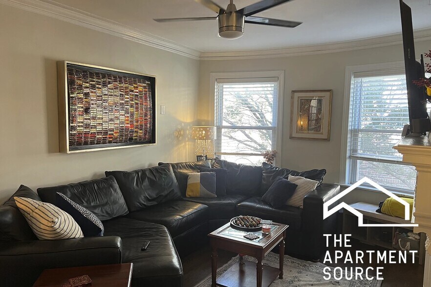 Building Photo - 918 Green Bay Rd