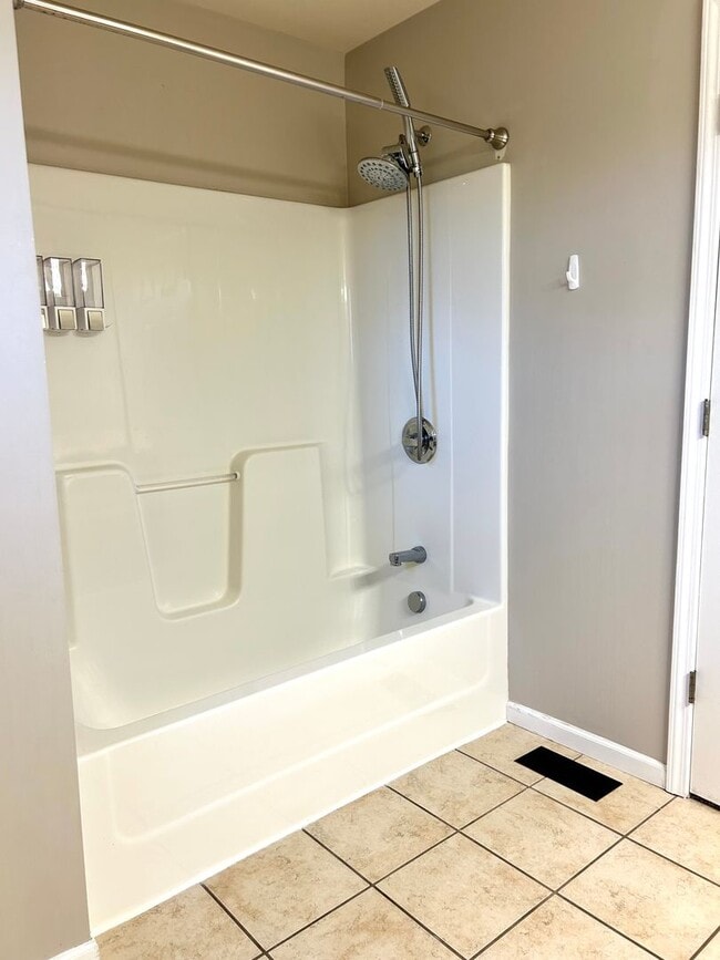 Building Photo - Charming 3-Bedroom Home with Modern Amenities and Elegant Finishes