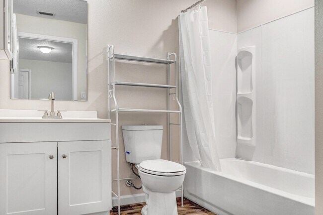 Building Photo - NEW YEAR MOVE IN SPECIAL! Charming 2 bedroom blending style and functionality