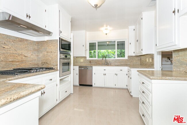 Building Photo - 1117 Roscomare Rd