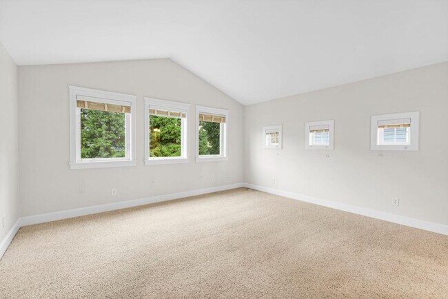 Building Photo - Elegant University Place Home with A/C, Tandem Garage, Office & Balcony Bedroom Near JBLM!